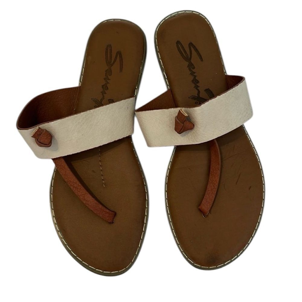 Seven7 size 9 cream and tan faux leather flip flops sandals EUC No box